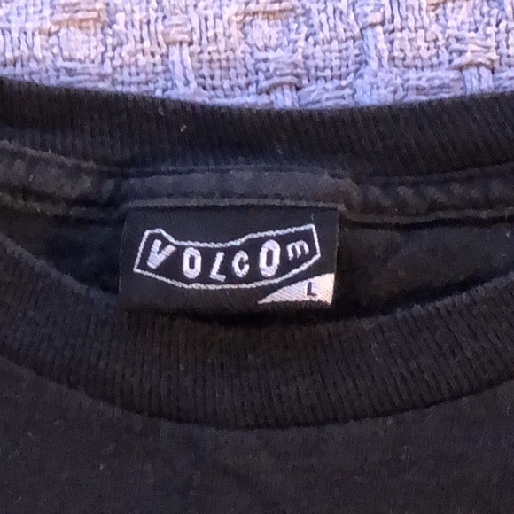 volcom tee 🖤 - Picture 3 of 3